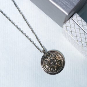 Kalevala korun valmistama Räisälän solki kaulakoru.