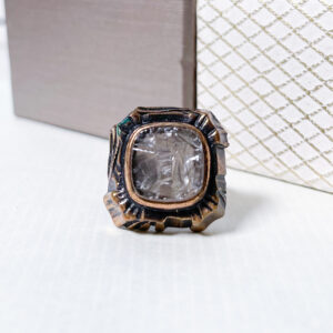 Vintagesormus jonka on suunnitellut Pentti Sarpaneva.
