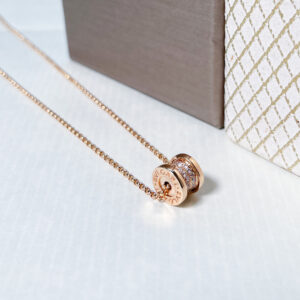 Bvlgari timanttikaulakoru, joka on valmistettu puankullasta ja jossa on timantteja yhteensä 0.31ct.