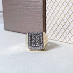 Keltakultainen kantasormus jossa timantteja yhteensä 0,60ct.