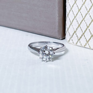 Platinasormus, jossa istutettuna briljanttihiontainen timantti 1,05ct W/p.