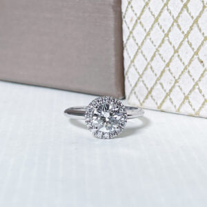 Vintagetyylinen halo- timanttisormus, jossa timantteja yhteensä 1,16ct.
