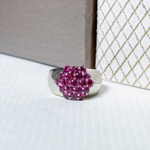 Valkokullasta valmistettu sormus, jossa 19 kpl pyöreää viistehiottua pinkkiä safiiria. Safiirien yhteispaino 2,85ct, laatu hyvä.