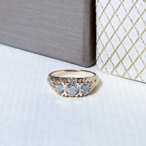 Keltakullasta valmistettu sormus, jossa 3 kpl briljanttihiontaista timanttia. Timanttien laskennallinen yhteispaino on n. 0,92ct. Timanttien laatu W/p.