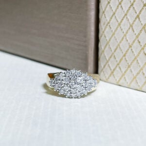 Keltakullasta valmistettu vintegetyylinen sormus, jossa 25 kpl briljanttihiontaista timanttia. Timanttien yhteispaino on 1,00ct ja laatu W/p.