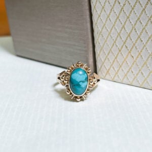 Vintagesormus, jossa yksi ovaali pyöröhiontainen turkoosi. Kiven koko 3ct.