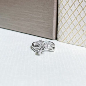 Vintagesormus, jossa 23 kpl briljanttihiontaista timanttia. Timanttien yhteispaino on 0,17ct ja laatu W-Tcr/vs-si-p. Hionta hyvä!