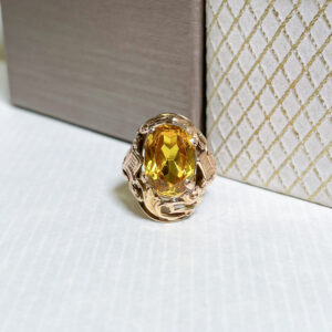 Keltakullasta valmistettu vintagesormus, jossa keltainen kivi (korukivi / synteettinen). Kiven koko n. 10mm x 14mm.