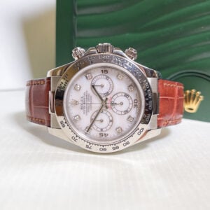 Valkokultainen Rolex Daytona, jossa helmiäistaulu sekä timantti-indeksit.