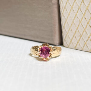 Keltakullasta valmistettu vintagesormus, jossa cushion- hiontainen pinkki safiiri 0,90ct.Sormuksen on valmistanut Auran Kultaseppä Oy Turussa vuonna 1958.