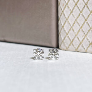valkokullasta valmistetut korvakorut, joissa 2 kpl briljanttihiontaista timanttia. Timanttien yhteispaino 1,00ct ja laatu Crystal- Top Cape/ vs-si.