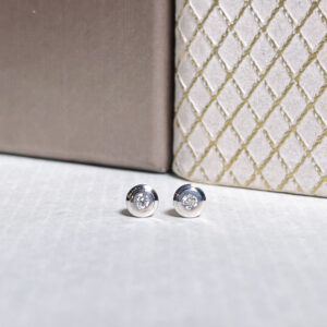 14k valkokullasta valmistetut korvakorut, joissa briljanttihiontaiset timantit. Timanttien yhteispaino on n. 0,12ct. Huom! Verkkokaupassa on vain osa koruistamme. Tervetuloa tutustumaan laajaan valikoimaan liikkeeseemme Aleksanterinkatu 50 Helsinki.