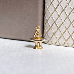 Björn Weckströmin Lapponialle suunnittelema Joshua- riipus, joka on valmistettu 14k keltakullasta.