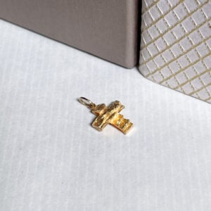 Björn Weckströmin Lapponialle suunnittelema risti- riipus, joka on valmistettu 14k keltakullasta. Koru on valmistettu Helsingissä vuonna 1970.