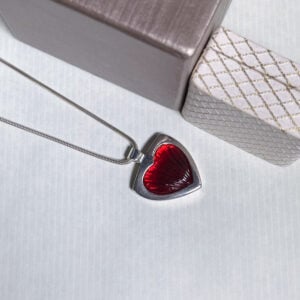 “Sydämen sykkeen tahdissa, rakkautta jokaiseen päivään.” -Desing Marja Suna. Kalevala Korun hopeinen Rakkaus korvakorut punaisella lasi-istutuksella.