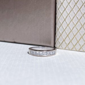 valkokullasta valmistettu sormus, jossa 8 kpl princess- hiontaista timanttia. Timanttien yhteispaino on 0,80ct ja laatu TW-W/vs.