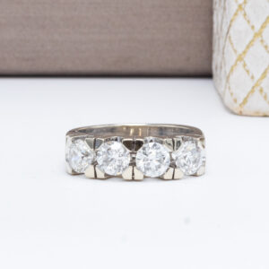 Tyylikäs 14k valkokultainen sormus, jossa neljä briljanttihiontaista timanttia (TW-W/vs). Täydellinen yhdistelmä eleganssia ja säihkettä.