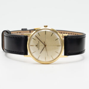 Vintagekello Jaeger-LeCoultre tarjoaa ajattoman muotoilun, laadukkaan sveitsiläisen käsityön ja patinoituneen kellotaulun, täydellinen vintagen ystävälle.