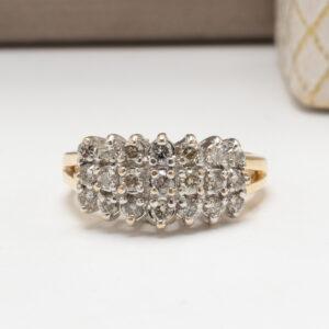 Vintagesormus 14k keltakullasta, jossa 21 timanttia yhteispainoltaan 0,95 ct. Timanttien laatu W/P. Aitoustodistus ja veloitukseton koonmuutos sisältyy.