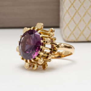 Vintagesormus 18k keltakullasta vuodelta 1955, jossa 17 ct synteettinen violetti safiiri. Eino Westerbackin valmistama. Gemmologin todistus sisältyy.