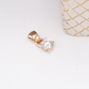 Preloved-timanteilla ja 100 % kierrätetystä 18k keltakullasta valmistettu riipus, jossa loistaa upea 0,12ct Top Wesselton -timantti. Kestävä ja tyylikäs valinta.