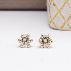 Tyylikkäät preloved timanttikorvakorut 14k kierrätetystä keltakullasta, 0,72 ct timantit (Tcr-cr/si). Klassinen muotoilu ja upea loisto!