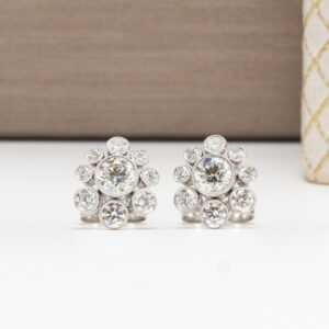 Vintagetyyliset Torbjörn Tillander -timanttikorvakorut, 950 platinaa, 1,97ct TW/VVS-timantteja. Ajaton eleganssi ja mestarillinen käsityö.