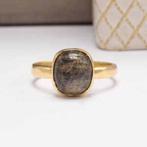 Vintage 18k keltakultainen sormus (Auran Kultaseppä Oy, 1954), jossa upea 10 x 8,5 mm spektroliitti. Ajaton ja ainutlaatuinen koru.