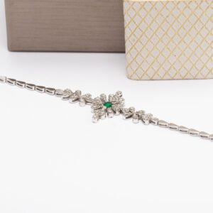 Elegantti 18k valkokultainen rannekoru, jossa 0,35 ct smaragdi ja 62 timanttia (0,80 ct W/SI-P). Ajaton ja ylellinen koru erityisiin hetkiin.