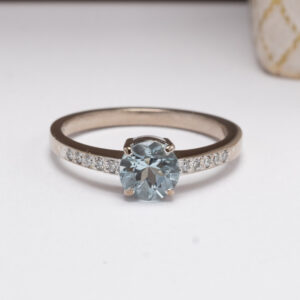 Elegantti 18k valkokultainen sormus, jossa säihkyvä akvamariini ja 10 timanttia (0,007 ct). Käsityönä valmistettu Jouni Salon toimesta Tillanderin ateljeessa Helsingissä.