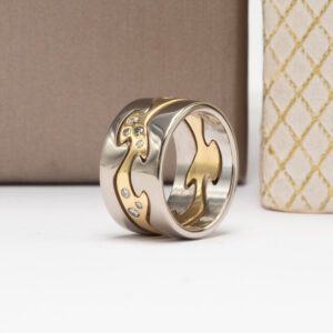 Tämä upea Georg Jensen Fusion -sormus on täydellinen esimerkki muotoilun ja symboliikan yhdistelmästä.