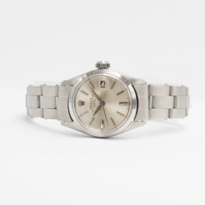 Tämä Rolex Oyster Perpetual Date on hienostunut esimerkki brändin legendaarisesta laadusta ja muotoilusta. Kellossa on hopean värinen kellotaulu.