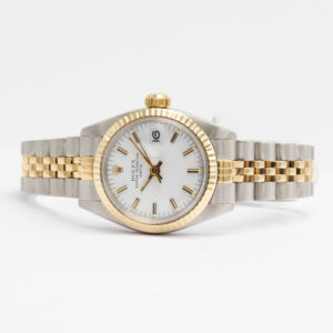 Tämä Rolex Oyster Perpetual Date vuodelta 1963 on hienostunut esimerkki brändin legendaarisesta laadusta ja muotoilusta.