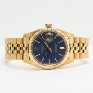 Upea ja ajaton Rolex Oyster Perpetual Datejust, vuodelta 1962. Tämä 36 mm 18 keltakultainen kello edustaa Rolexin vertaansa vailla olevaa muotoilua