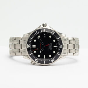 Tämä Ikoninen Omega Seamaster 300M 007-erikoismalli, joka juhlistaa agentti James Bondin legendaa.