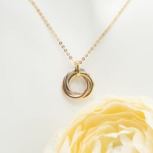 Tässä elegantissa Cartier Trinity -kaulakorussa (Ref. B7224817) yhdistyvät perinteet ja hienostunut ranskalainen muotoilu.