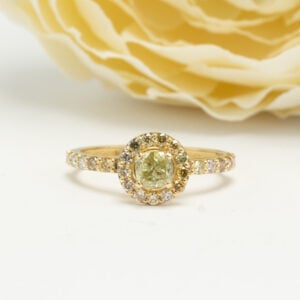 14k keltakultainen sormus, jossa 0,42 ct fancy greenish yellow timantti ja 27 timanttia yht. 0,51 ct. Näyttävä ja harvinainen koru aitoustodistuksella.