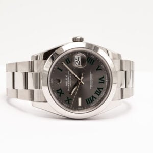 Rolex Datejust 41, joka tunnetaan harmaasta sunburst-taulustaan ja vihreistä roomalaisista numeroistaan – lempinimeltään “Wimbledon”.