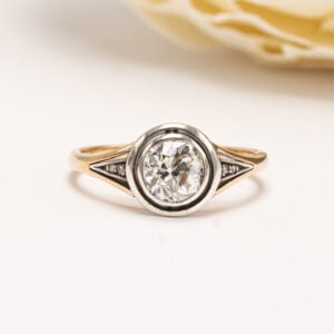 Sormuksen keskellä loistaa 0,92 ct vanhahiontainen (old European cut) timantti, jonka lämmin ja elävä säihke kertoo käsin hiotun kiven ainutlaatuisuudesta.