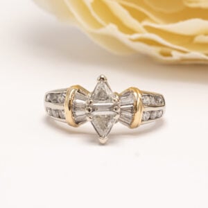 Valkokultainen sormus, jossa kolmion, trapetsin ja briljanttihiontaisia timantteja yht. 1,58 ct. Näyttävä ja uniikki timanttikoristeinen mestariteos.