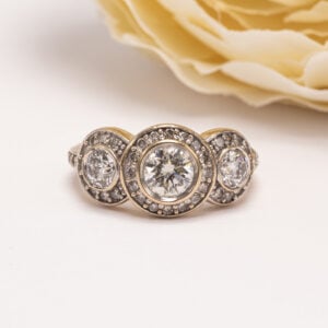 Sormuksessa loistavat kolme briljanttihiottua timanttia, yhteispainoltaan 1,35 ct. Design on saanut innoituksensa Tiffanyn ikonisen Circlet-sormuksesta.