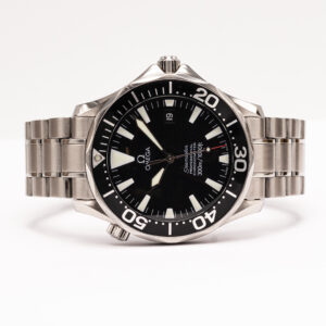 Tämä kello on ikoninen kappale, joka edustaa Omega Seamaster Professional Diver 300M -malliston vakiinnuttamaa, klassista estetiikkaa.