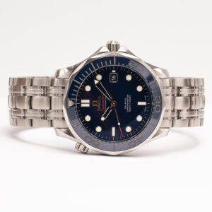 Omega Seamaster 300M yhdistää sveitsiläisen kellonvalmistuksen huippuosaamisen ja ajattoman tyylin.