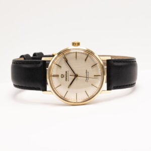Tämä vuoden 1966 vintage Omega on selkeälinjainen rannekello, joka edustaa aikansa pelkistettyä tyyliä ja huippulaatua.