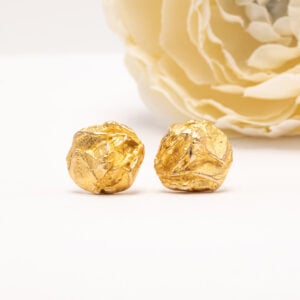 Vuonna 1968 valmistetut Keltaruusu-korvakorut ovat yksi Björn Weckströmin varhaisista ja rakastetuista muotoilutöistä.