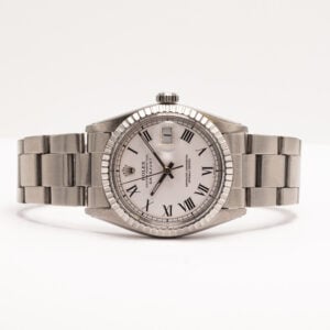 Kello on erinomaisessa kunnossa ja on hiljattain käynyt läpi täyshuollon 7/2024, mikä takaa sen moitteettoman toiminnan pitkälle tulevaisuuteen. Huoltosaate sekä huoltokotelo sisältyy kauppaan.