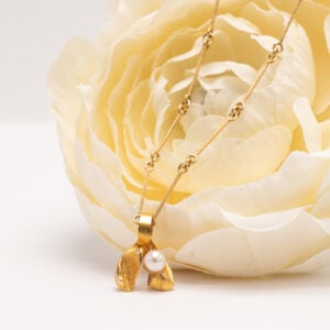 Björn Weckström (s. 1935) on suomalainen korutaiteilija ja kuvanveistäjä, joka tunnetaan erityisesti modernista ja veistoksellisesta muotoilustaan.