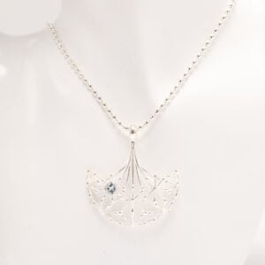 Naisen ääni -riipus on kaunis ja herkkä koru, jossa yhdistyy pitsimäinen hopeastruktuuri ja kauniisti hiottu vaaleansininen topaasi.