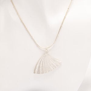 Kalevala Plisé-kaulakoru on täydellinen valinta, kun haluat korostaa yksilöllistä tyyliäsi hienostuneella mutta ajattomalla muotoilulla.