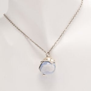 Kalevala Korun Tintti on hurmaava ja hyväntuulinen korusarja, joka erottuu edukseen värikkään ja käsintehdyn ilmeensä ansiosta.